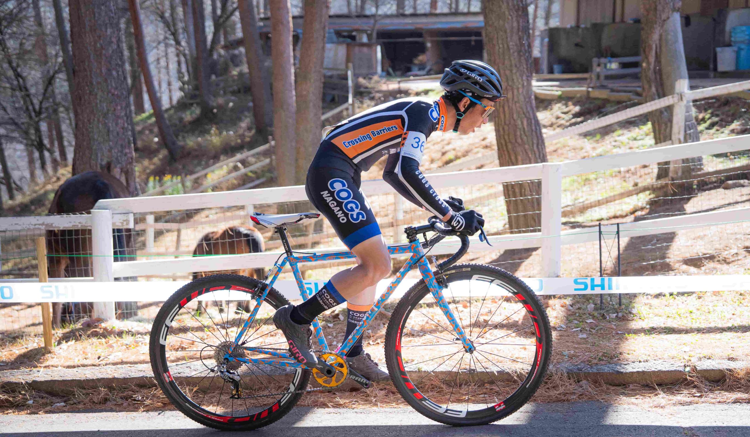 クロモリフレームでレース参戦中