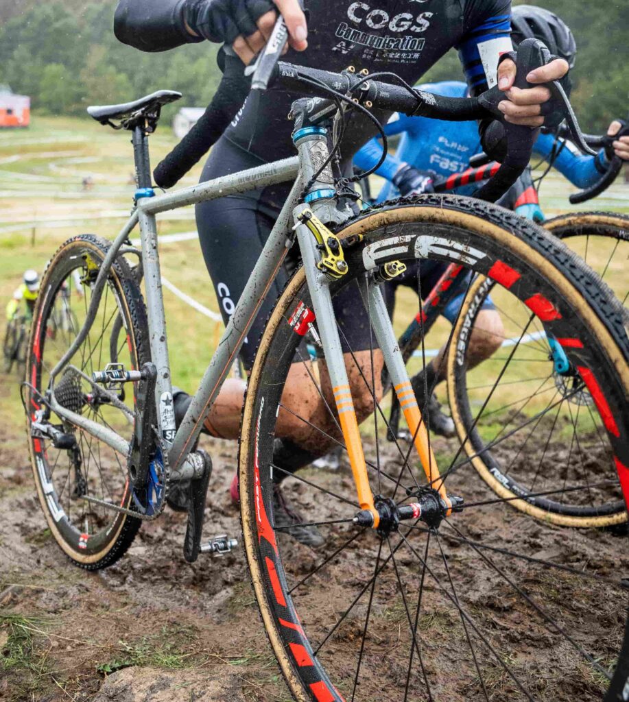 シクロクロスクロモリフレームでレース参戦中