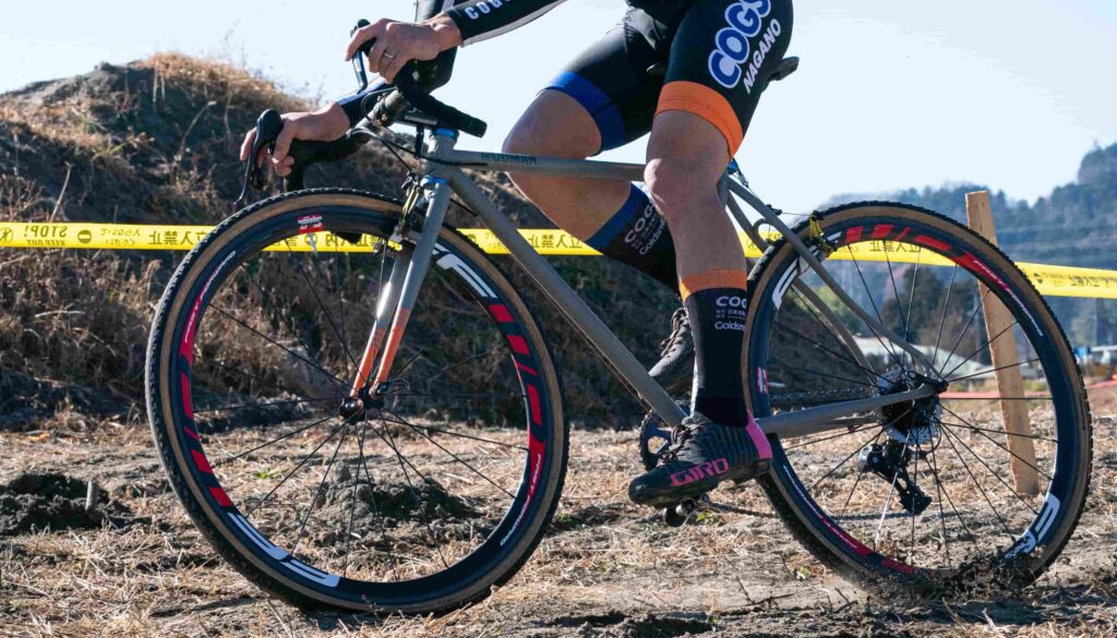 シクロクロスクロモリフレームで砂地を走っている様子