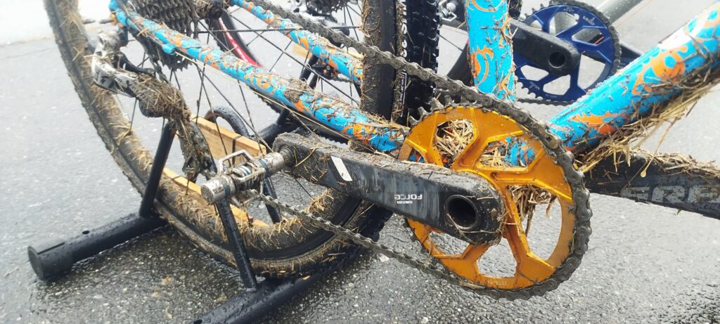 シクロクロスクロモリフレームに、泥が付いたドライブトレイン部分のアップ